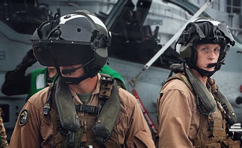 File:AH-1Z pilots with helmet mounted displays.jpg - Wikipedia