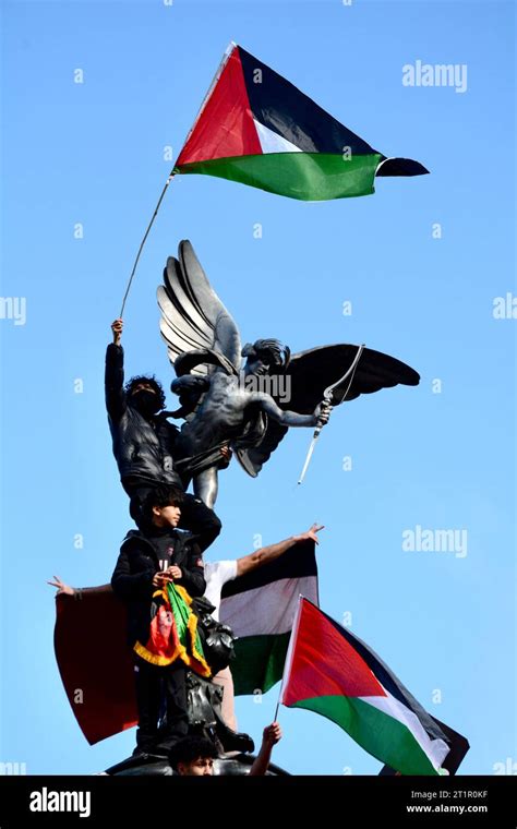 Thousands of pro-Palestinian protesters march through the streets of ...