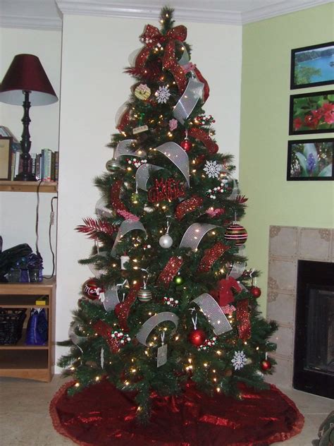 Red and White Ribbon Christmas Tree | Red and gold christmas tree ...