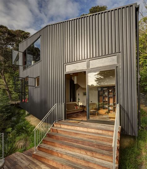 Une maison noire avec terrasses dans la nature en Nouvelle Zélande ...