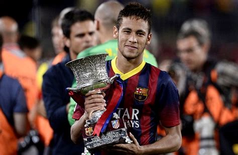 Foto Neymar Membawa Piala Kemenangan Barcelona Pertamanya - Foto 3 dari 16