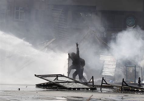 Turkish Riot Police Enter Taksim Square: Riot Police Clash With ...