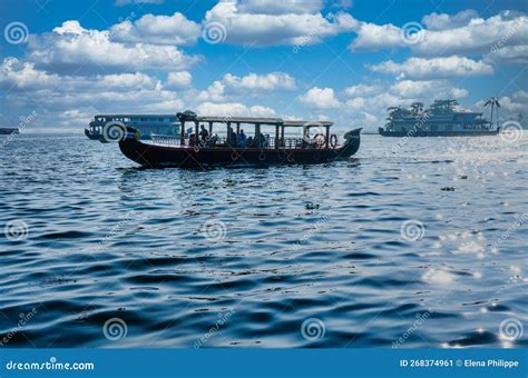 Beautiful Landscape with a House Boating in Marine Drive, Kochi, India ...