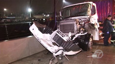 2 injured after being ejected during big-rig crash on I-880 in Oakland ...