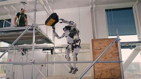 Watch a Boston Dynamics Atlas Robot Grab and Throw Like It's Nothing - CNET