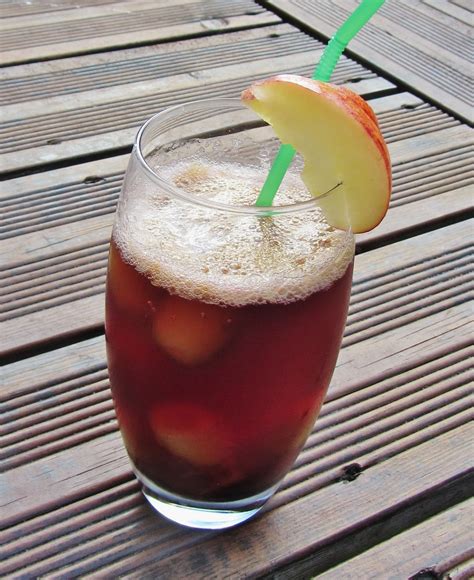 Pomegranate appletiser mocktail Perfect Drinks, Fun Drinks, Yummy Drinks, Alcoholic Drinks ...