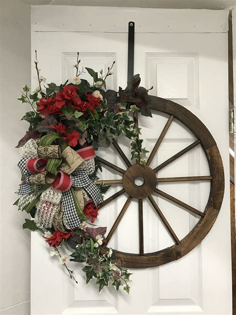 Wagon wheel | Christmas decorations, Wagon wheel decor, Christmas deco