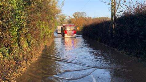 Dorset: Flooding disruption after heavy rainfall - BBC News