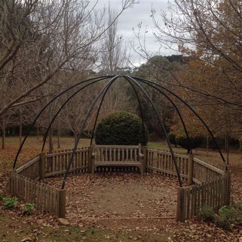 Ashcombe Maze in Autumn #morningtonpeninsula Garden Bridge, Garden Arch ...