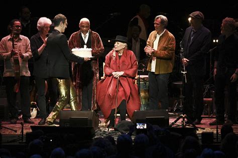 Joni Mitchell thrills concert audience just by showing up | New Pittsburgh Courier