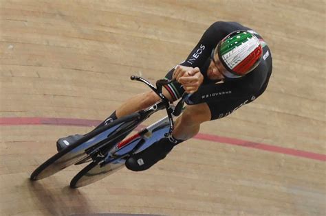 FILIPPO GANNA BREAKS HOUR RECORD - Road Bike Action