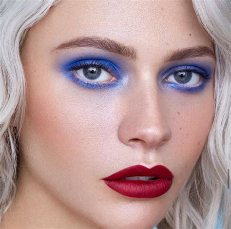 Blue eyeshadow and red lipstick | Blue eyeshadow, Red eyeshadow, Beauty