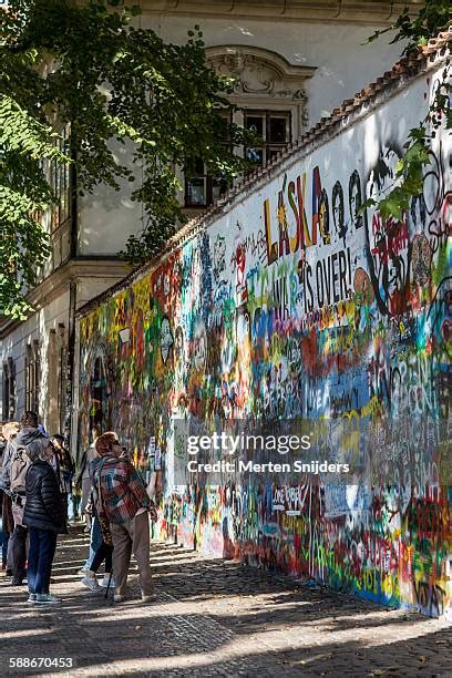 119 John Lennon Peace Sign Stock Photos, High-Res Pictures, and Images - Getty Images