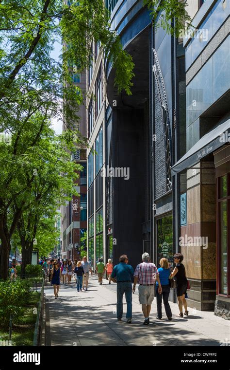 Magnificent mile shopping district hi-res stock photography and images - Alamy