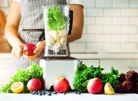 Preparing smoothies in a food processor - Hero Kitchen