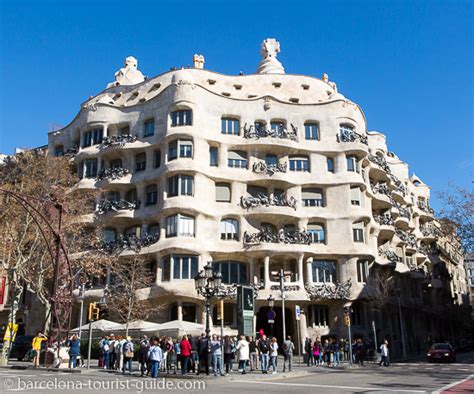 renflement fusionner Foule casa gaudi gracia hélicoptère Pigeon Renseigner