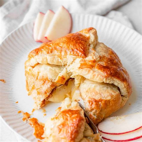 Baked Brie in Puff Pastry (w/ fig jam!) - The Cheese Knees