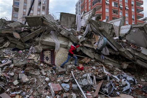 Turkey earthquake survivors face despair, as rescues wane - WVUA 23