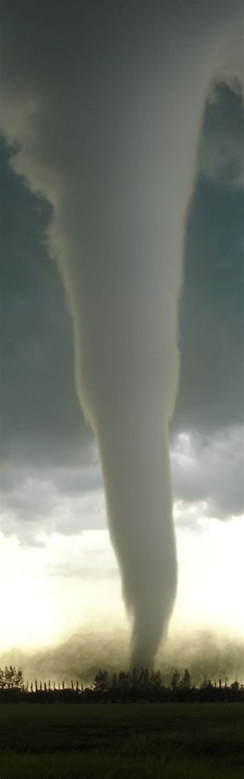 F5 tornado simultaneously beautiful and terrifying | Nature, Mother nature, Natural phenomena