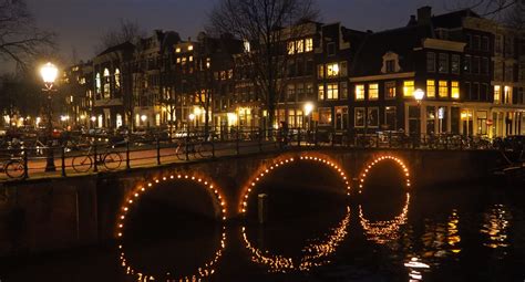 The canals of Amsterdam by night - Tiny Travelogue