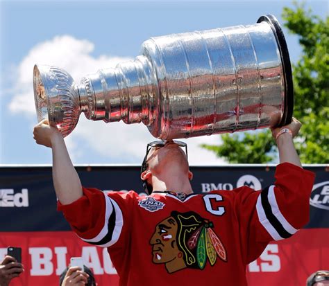 Chicago Blackhawks captain Jonathan Toews brings Stanley Cup home to Winnipeg | CTV News