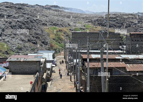 KENYA, Nairobi, Korogocho slum, houses close to Dandora waste dumping ...