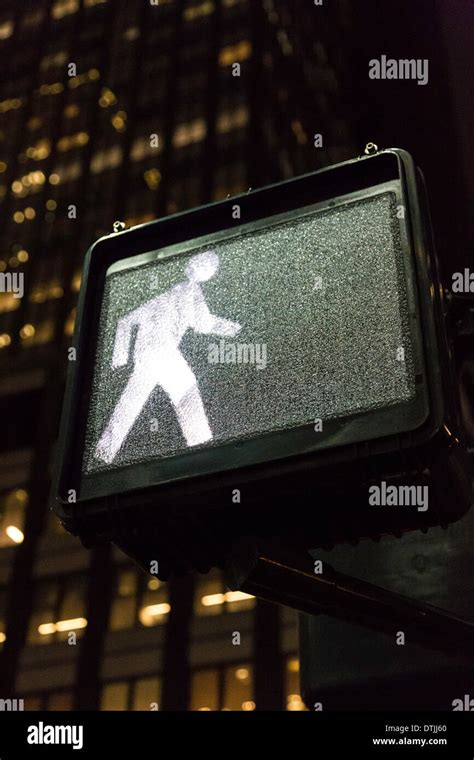 Pedestrian crosswalk signal nyc hi-res stock photography and images - Alamy