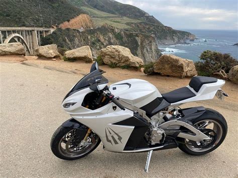 8 Reasons Why We Like The Lightning Strike Electric Motorcycle (2 Reasons Why We Won't Buy One)