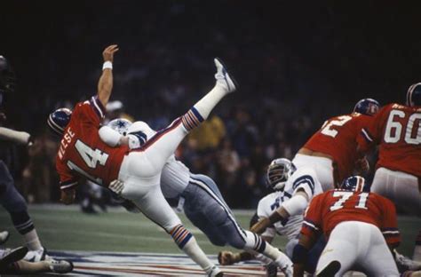 Quarterback Troy Aikman (8) of the Dallas Cowboys looks to pass against ...