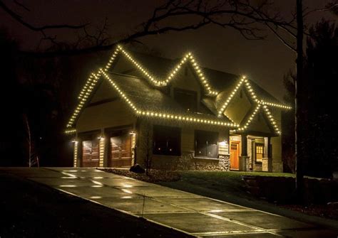 Christmas Holiday Lights on the roof of this house. Love the way it ...