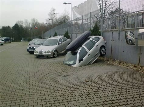 He's going to hide / funny picture :: picture :: funny :: hide :: accident :: car / funny ...