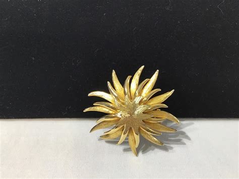 Vintage Gold Tone Brooch | EstateSales.org