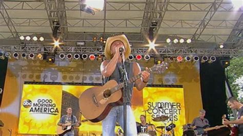 Kenny Chesney - 'When I See This Bar' Live Performance in Central Park on "Good Morning America ...