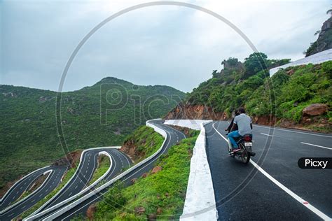 Image of Tourists admiring the beauty of the Twisting/Turning ghat road of Kondaveedu-XF912814-Picxy