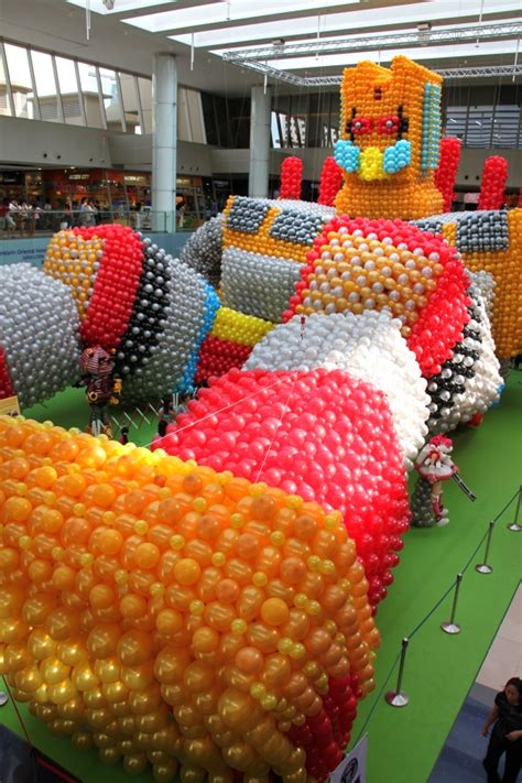 Largest Single Sculpture Made Of Balloons 2012 – Balloons@Marina Square