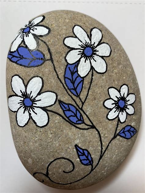 Easy flowers painted rock | Rock painting flowers, Rock painting ...