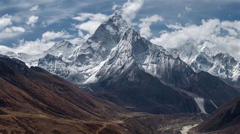 China closes its Mount Everest base camp to tourists because of garbage ...