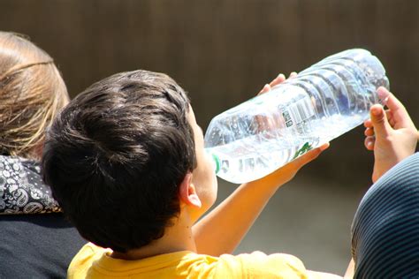 Banco de imagens : pessoa, Menino, bebendo, garrafa, Criança água potável, Beber menino sedento ...