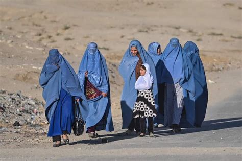 Afghanistan : les talibans ordonnent aux femmes de porter le voile ...