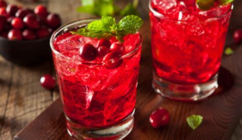 Potencia tu belleza y refréscate con este cóctel de vodka con frutos rojos