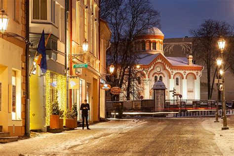 Winter evening in Vilnius old … – License image – 71399054 lookphotos