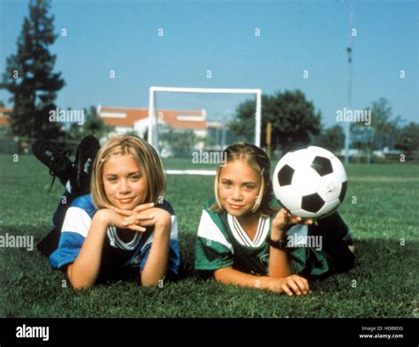 SWITCHING GOALS, Mary-Kate Olsen, Ashley Olsen, 1999 Stock Photo - Alamy