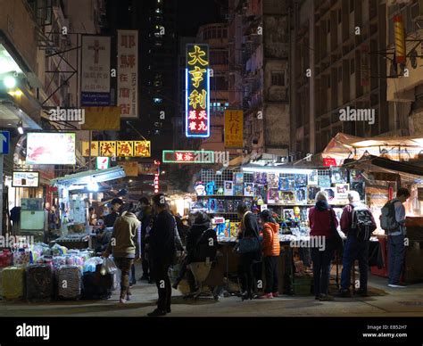 China Hong Kong Kowloon Yau Ma Tei Temple street night market Flea market Stock Photo - Alamy