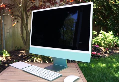 Apple iMac 24-Inch Review: A Near-Perfect Blend of Design and Performance | by Lance Ulanoff ...