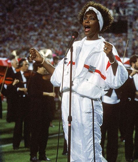 Whitney Houston performs the national anthem at Super Bowl XXV. Music Icon, Pop Music, Female ...