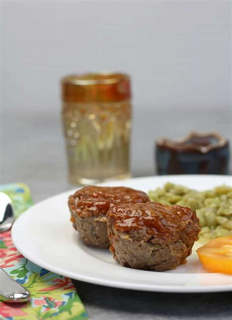 Meatloaf Muffins for Weeknight Dinner -- Simple and Easy!
