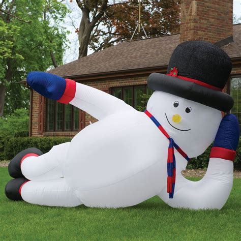 This is hilarious... | Christmas inflatables, Wacky holidays, Snowman christmas decorations