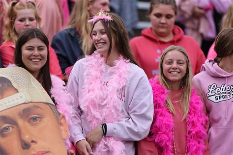 **complimentary** 2022 FOOTBALL CROWDS - Lainie Hiller Photography