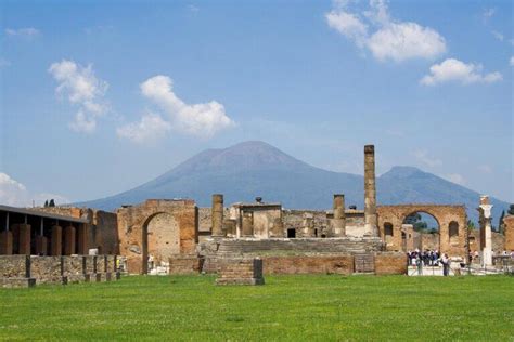 How to See the Volcanoes in Around Italy's Bay of Naples