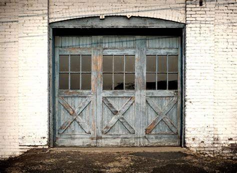 Restoring or Tearing Down a Vintage Garage? Here Is What to Save